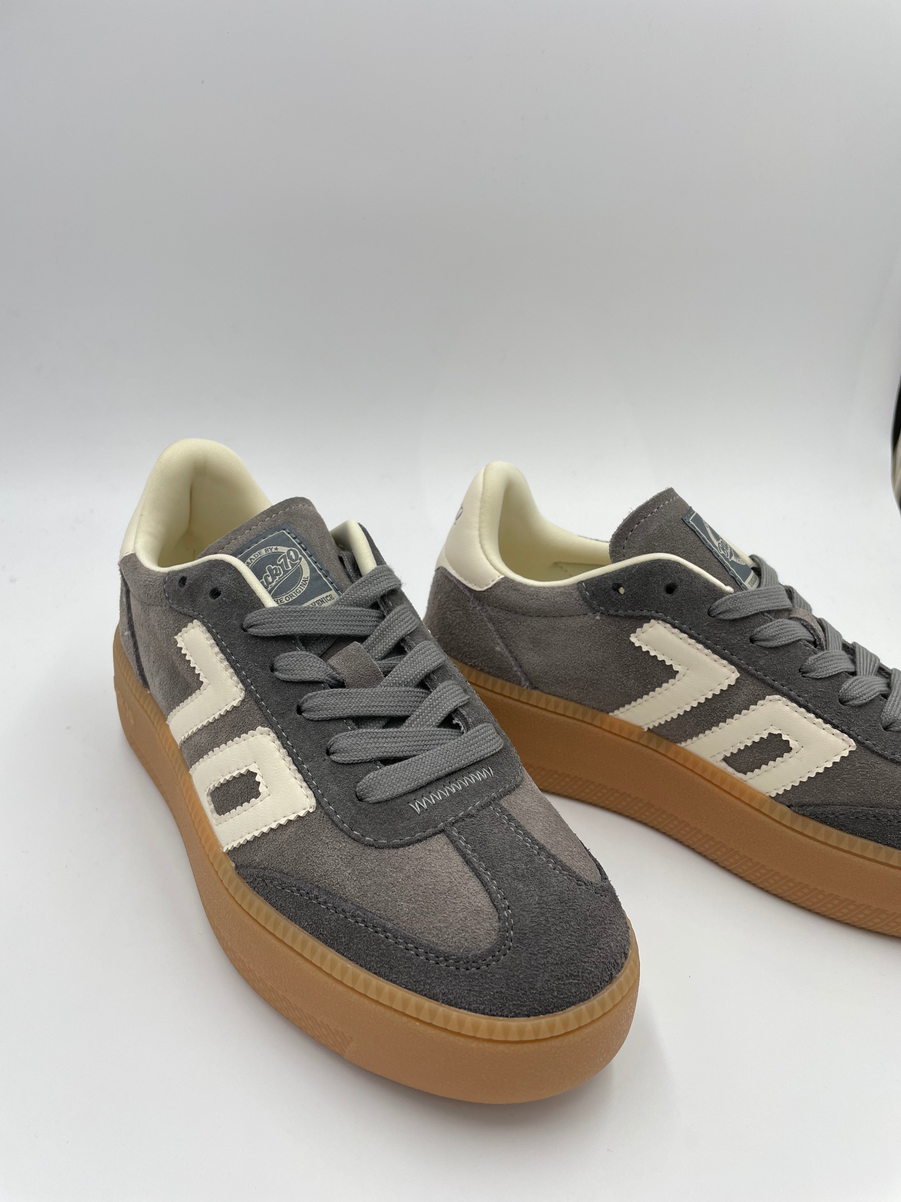 Back 70 Sneaker Suede • Grau